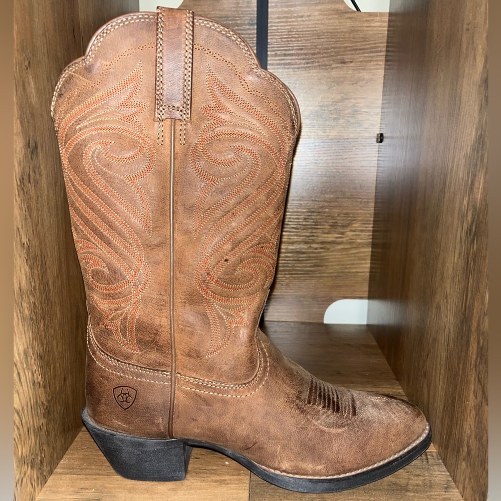 Ariat Tan Western Cowboy Boots with Scalloped Edges